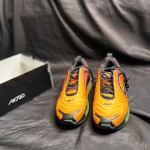 Airmax 720s Size 5.5 Youth 45$